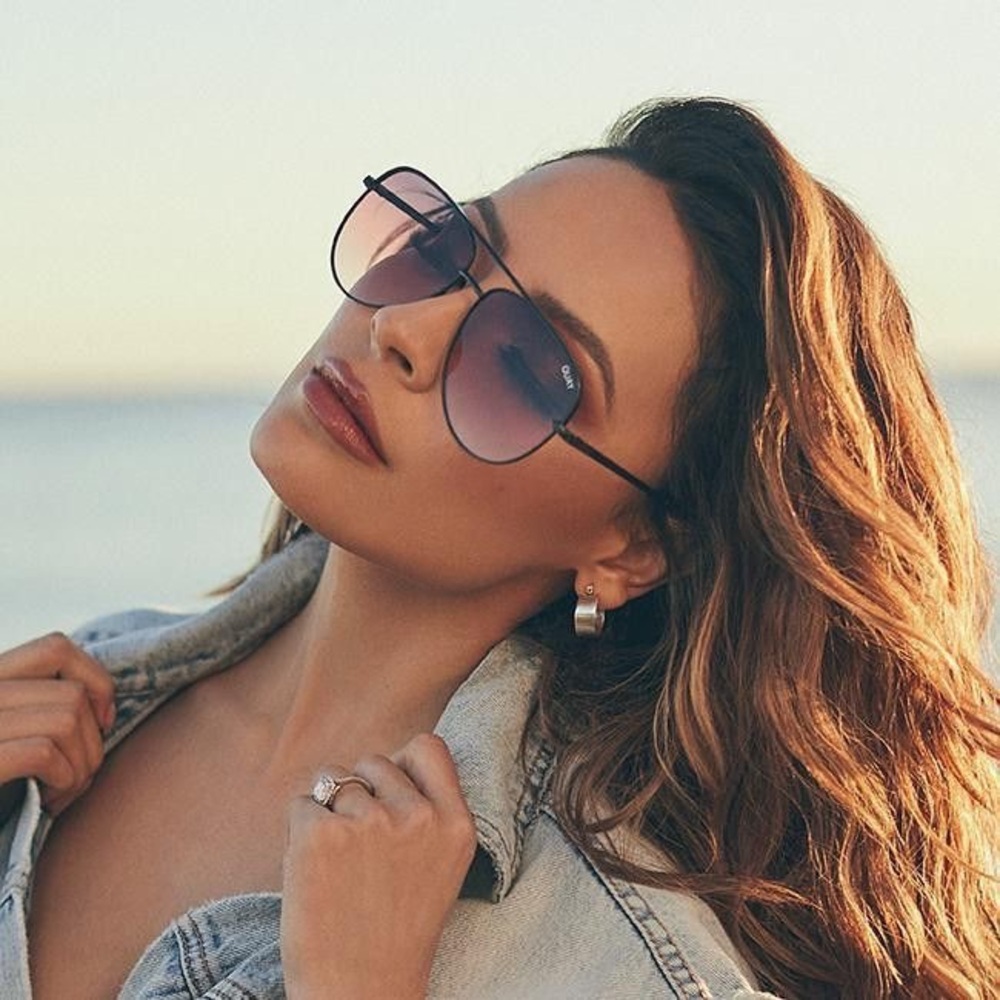 QUAY X DESI SUNGLASSES - SAHARA BLACK/PINK